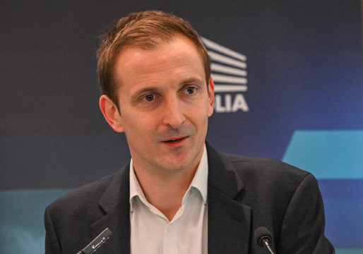 Jean-Christophe Caffet expose l’apparent calme dans la tempête